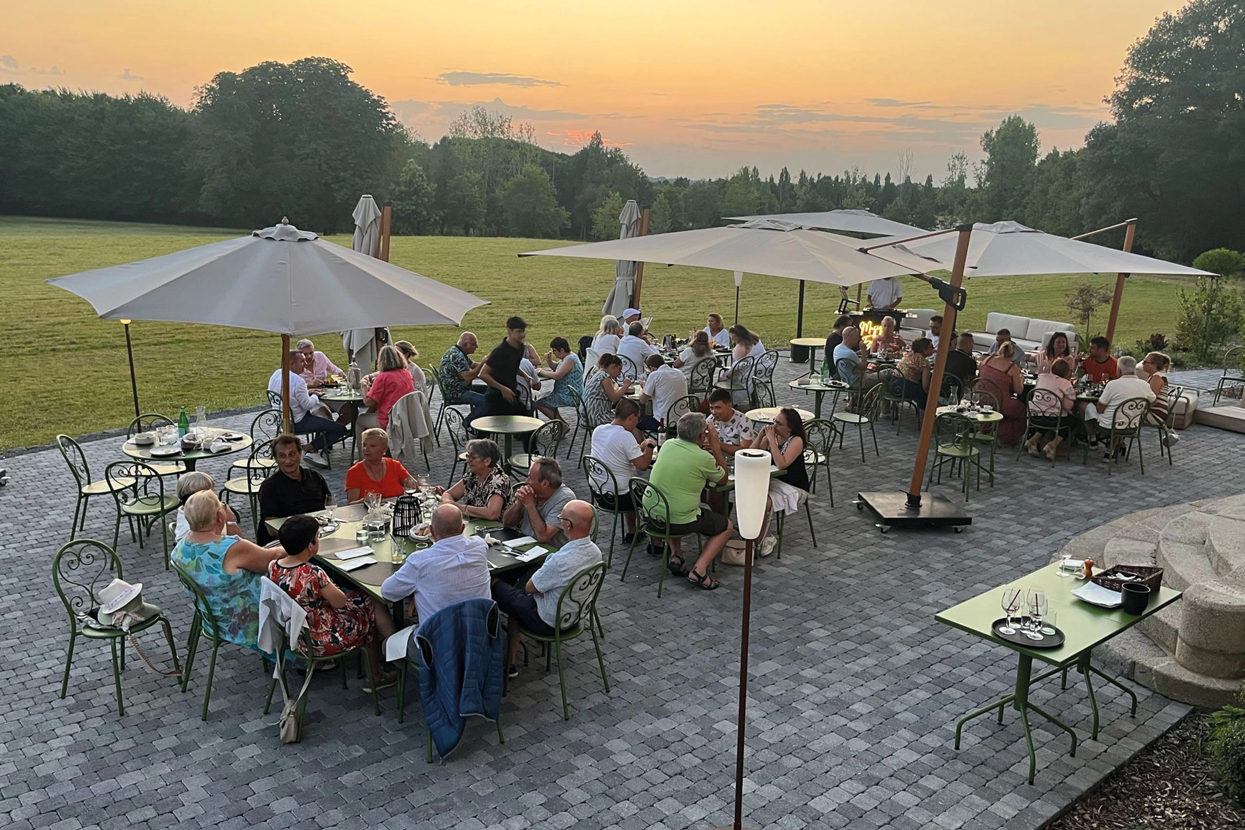 bienvenue à la cantine du brandois, une cuisine locale de goût et de sens, à partir des légumes du jardin, des producteurs locaux, tous les midis en semaine.